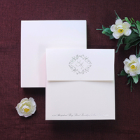 Élégant coffret d'invitation de mariage blanc avec décoration de pétales, carte d'invitation en acrylique transparent et ruban