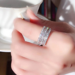 Anello in Oro Bianco con Diamanti Taglio Baguette Colore D Naturale Classico Gioiello da Matrimonio per Donna - Product Image 5