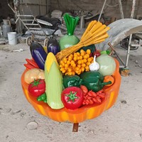 Buitenverlichting met sprookjesachtige muziek, glasvezel fruit- en groenterekwisieten, grote pompoen, paprika, radijs, kool