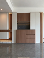 Un meuble d'entrée et de salle à manger moderne et luxueux, alliant rangement, présentation et éclairage d'ambiance.