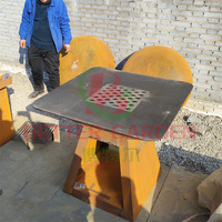 Barbecue au gaz en acier Corten au design moderne, finition rouillée, sur chariot, pour usage extérieur en jardin, 3-5 personnes, avec contrôle de sécurité de la flamme par bouton.