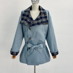 Veste <span class=keywords><strong>Trench</strong></span> Courte Vintage Preppy pour Femme, <span class=keywords><strong>Bleu</strong></span> Clair avec Bordure à Carreaux, Patte de Boutonnage Asymétrique, Ceinture à la Taille, Logo Personnalisé, Manteau Tendance pour Femme - Product Image 2