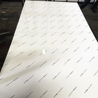 Panneau MDF blanc PETG haute brillance, imperméable et résistant à l'usure, adapté aux murs intérieurs et aux armoires de cuisine