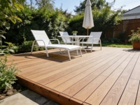Revêtement de terrasse en PVC lisse, imperméable et résistant à l'humidité, de style moderne et écologique, avec installation par emboîtement pour usage extérieur