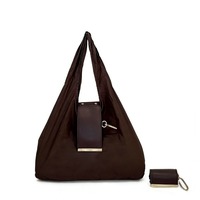 Sac fourre-tout en nylon OEM à séchage rapide, sac de voyage avec patch en cuir, mousqueton doré, pochette assortie, sac de courses pliable, logo personnalisé