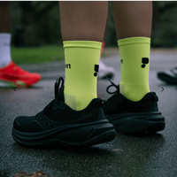 Fabricant de chaussettes de cyclisme personnalisées avec logo néon, OEM, nylon, spandex, chaussettes de sport brillantes pour hommes et femmes