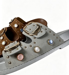 <span class=keywords><strong>Sandales</strong></span> plates en <span class=keywords><strong>cuir</strong></span> PU à double boucle pour femmes avec logo personnalisé, ornées de strass et de bijoux, tongs d'été tendance pour femmes, vente en gros - Product Image 3
