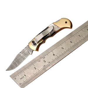 Couteau de poche pliant en acier damas fait à la main de vente chaude avec gaine en cuir pour la survie en camping en plein air et l'utilisation quotidienne - Product Image 1