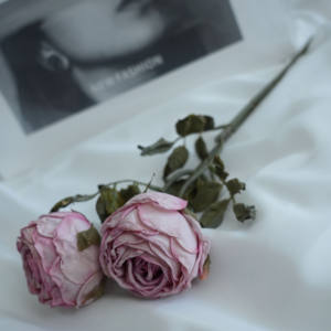 ดอกไม้ประดิษฐ์รูปดอกกุหลาบปลอมเพิ่มความชุ่มชื้นแบบจำลองสูงดอกไม้ตกแต่งบ้านห้องนั่งเล่น - Product Image 6