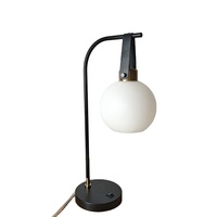 Chambre King Size La Quinta By Wyndham avec Lit King Size, Table de Lecture, Lampe de Bureau, Globe en Verre, Laiton