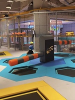 Grand parc d'aventure intérieur commercial avec trampoline, aire de jeux interactive, parcours ninja, piscine à balles, centre de divertissement