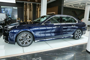 Nouvelle berline haut de gamme 735Li de qualité supérieure, pack luxe, roues R20, moteur turbo, transmission <span class=keywords><strong>automatique</strong></span>, couple de 400 Nm - Product Image 4