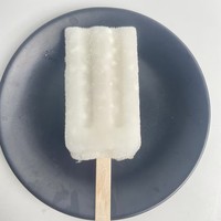 En gros Barre glacée au riz glutineux, dessert asiatique traditionnel, avec des grains de riz moelleux et croquants