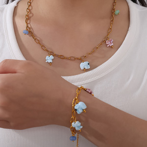 Collier en chaîne dorée en acier inoxydable avec breloques en céramique en forme d'éléphant et de fleur, ensemble de pendentifs unisexe tendance - Product Image 4