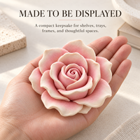 Rose artificielle élégante en argile faite à la main, dégradé rose, pétales doux, ton réaliste, détails réalistes pour la décoration de table à la maison