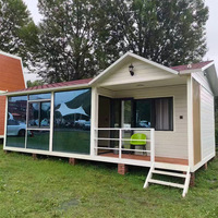 Maisonnette préfabriquée moderne en structure acier, panneaux sandwich, villa modulaire mobile, cabane de camping avec véranda