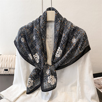 Écharpe en polyester soyeux de luxe sur mesure haut de gamme 90 x 90 cm, motif répété, noir personnalisé