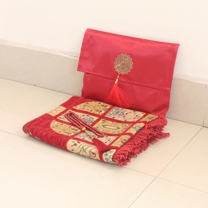 Alfombra de Oración Musulmana de Chenilla Floral Premium, Lavable, Tejida con Diseño de Cobertura Total, Adecuada para Uso en el Hogar y en Campamentos - Product Image 1
