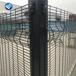 Черный забор сетка против восхождения бассейн