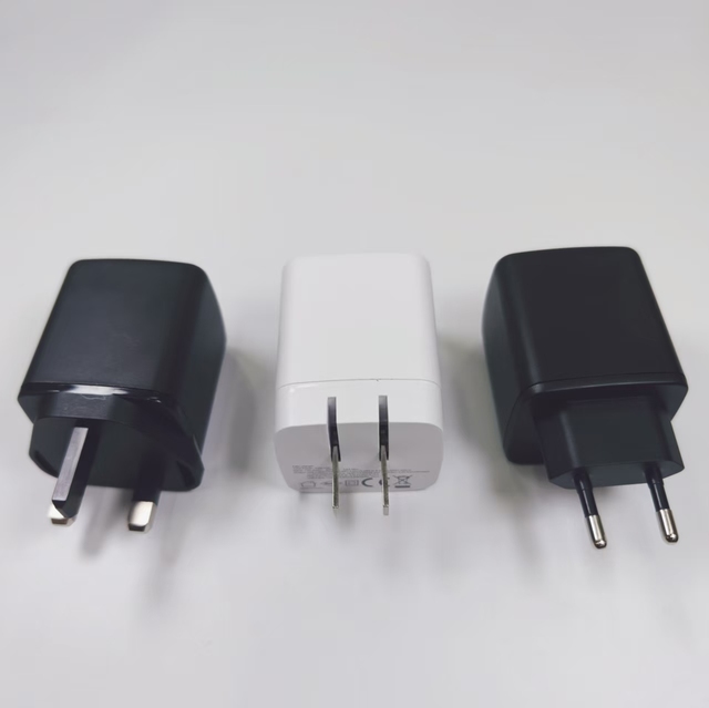 30W A+C PD QC PPS Retractable GaN Charger with OTP Protection DC Power Supply Adapter for Mobile Phone Wireless Charger Port