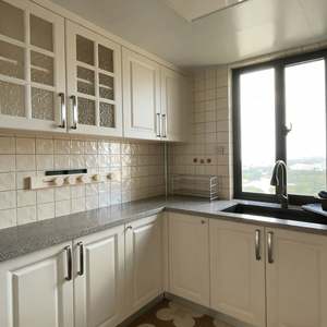 Gabinetes de Cocina de Madera Maciza Estilo Americano Personalizados BALOM, Diseño en Forma de L con Puerta de Vidrio, Gabinetes Superiores, Muebles de Cocina - Product Image 2