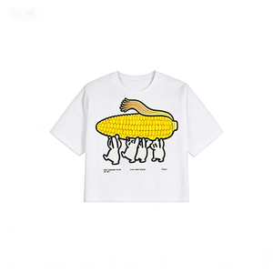 T-shirt girocollo con stampa di coniglietti che portano un mais gigante, unisex, vestibilità ampia, estiva, casual, streetwear. - Product Image 4