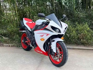 YZF-R1 1000cc Moto Sportive Quatre Cylindres Refroidie par Eau Blanche & Rouge avec Roues Rouges Fabriquée au Japon Plus de 80 km/h - Product Image 1