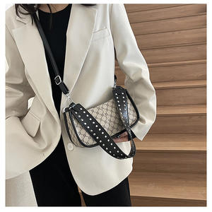 กระเป๋าถือสุดหรูสำหรับสุภาพสตรีปี 2025 จาก REP Fashion รุ่น Luxury Louis พร้อมชุดกระเป๋าตกแต่งมุก มีหูหิ้วสองข้างและซิป - Product Image 4