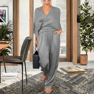 Ensemble décontracté 2 pièces pour femme : haut gris en satin à col en V et manches trois quarts, pantalon uni avec poches – Écologique, respirant, coupe classique - Product Image 3
