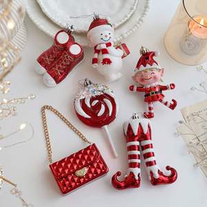 Décorations de Noël en gros pour fenêtres : ornements suspendus rouges, blancs, roses, avec poudre adhésive et motifs de dessins animés colorés - Product Image 1