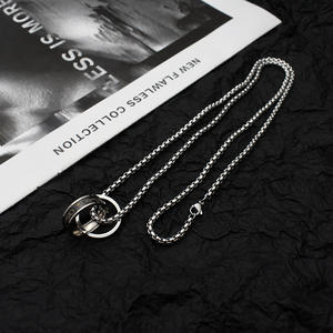 Collier unisexe à double anneau en acier inoxydable avec pendentif en argent Style Hip Hop simple, durable et élégant pour hommes et femmes - Product Image 4