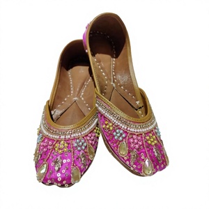 รองเท้าหนังแท้ผู้หญิงงานแฮนด์เมด ปักลายแฟชั่นทันสมัย สไตล์ดั้งเดิม แบบสวม ส้นแบน ลายดอกไม้ - Product Image 4