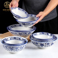 Ensemble de vaisselle en céramique en forme de triangle de couleur blanche et bleue faite à la main de style chinois, assiette à dîner en porcelaine pour restaurant