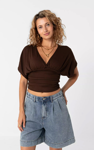 Top Corto Personalizado 2026 para Mujer con Escote en V Profundo y Fruncido, Blusa Morada Oscura de Manga Corta con Definición de Cintura, Camisas para Niña OEM/ODM - Product Image 5