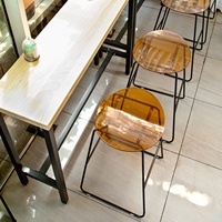 Tabouret de bar moderne à cadre métallique et assise transparente en acrylique, idéal pour les cafés et salons de thé
