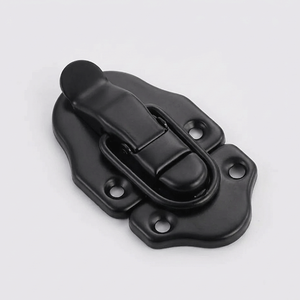 Serrure de boîte en fer noir FS1041 avec loquet coulissant, style classique, 68*37mm, pour boîte à outils et coffre de rangement en bois - Product Image 1