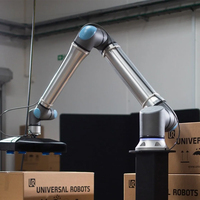 Robot collaboratif Universal Robot Cobot UR20, bras robotisé, charge utile de 20 kg, robot palettiseur avec pince pour la préhension et le placement