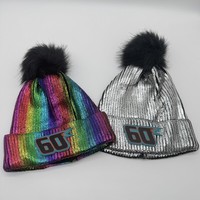 Bonnet tricoté métallique brillant avec logo personnalisé, imprimé feuille colorée, bonnet d'hiver avec grand pompon, cadeau tendance pour femmes, vente en gros à prix abordable
