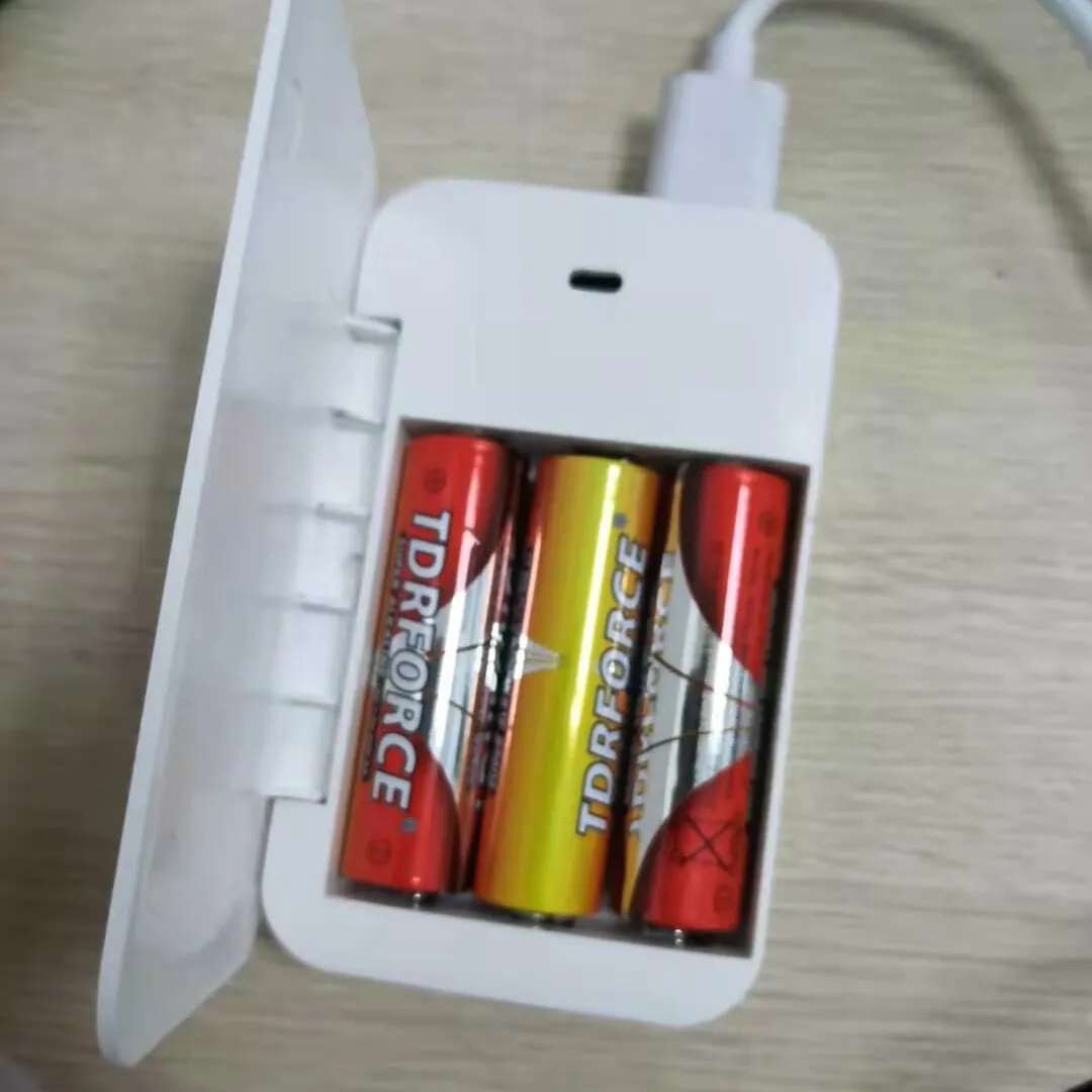 Điện thoại thông minh ánh sáng điện Extender điện thoại di động sạc du lịch quà tặng AA USB Battery Pack xách tay năng lượng sạc