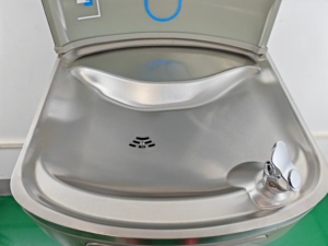 Distributeur d'eau mural sans contact en acier inoxydable avec capteur pour le remplissage de bouteilles – Idéal pour les espaces publics - Product Image 4