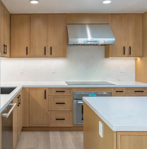 Système <span class=keywords><strong>de</strong></span> cuisine minimaliste en bois clair : armoires à poignées noires, évier et <span class=keywords><strong>plaque</strong></span> <span class=keywords><strong>de</strong></span> <span class=keywords><strong>cuisson</strong></span> intégrés, éclairage encastré - Product Image 1