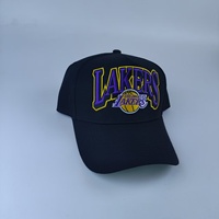 Gorra Trucker Personalizada de Lana, Diseño de 5 Paneles, Estructurada, con Hebilla, Bordado Plano y Diseño Bicolor