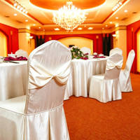 Ensemble de nappes de table en satin blanc de luxe sur mesure et housses de chaise à nœud pour tables rondes, idéal pour les lieux de réception