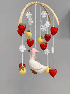 Móvil de Fieltro Nórdico para Bebés con Diseño de Ganso, Fresas, Margaritas y Limones, Accesorio Decorativo Hecho a Mano para Cuarto de Bebé, en Tendencia - Product Image 4