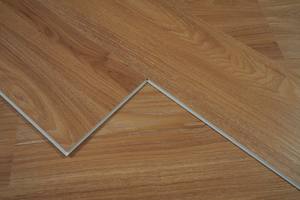 Nouveau <span class=keywords><strong>carrelage</strong></span> de sol en <span class=keywords><strong>vinyle</strong></span> PVC de haute qualité Revêtement de sol en planche de <span class=keywords><strong>vinyle</strong></span> avec verrouillage par clic Revêtement de sol en <span class=keywords><strong>vinyle</strong></span> adhésif - Product Image 4