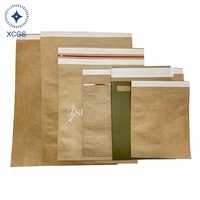 Sac d'expédition en papier kraft personnalisé avec logo, fermeture autocollante, recyclable, brun, pour l'e-commerce et les vêtements.