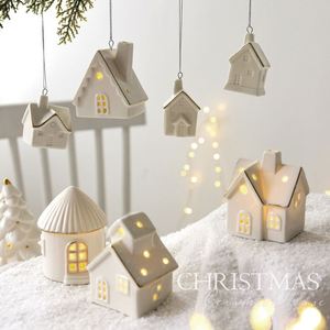 Nouvel ensemble de boîtes cadeaux en céramique blanche à trois pièces avec lumières LED, décoration de Noël à suspendre à l'arbre - Product Image 1