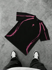 Camiseta Oversize Negra Estilo Grunge Urbano de Manga Corta <span class=keywords><strong>con</strong></span> Estampado de Trazos de Pintura Rosa y Logo de Cruz Pequeño, Transpirable, Casual de Verano - Product Image 1