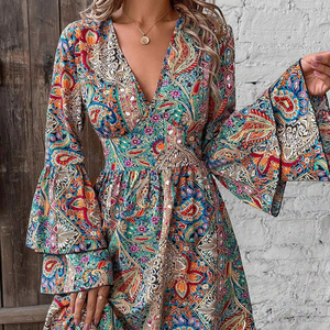 Vestido Casual Elegante 2026 para Mujeres Europeas y Americanas, Nuevo Diseño con Estampado Floral, Cuello en V, Manga Trompeta, Diseño Transfronterizo - Product Image 1