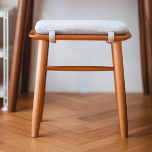 Tabouret Elsa en bois de cerisier massif, tabouret rembourré pour chambre à coucher, design nordique minimaliste - Product Image 2